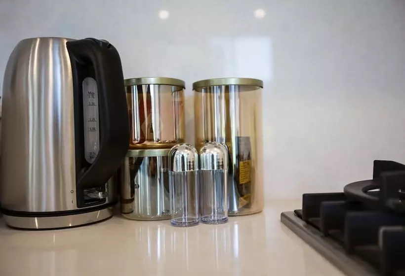 Stunning Bright Apartment At Hawthron/glenferrie Station