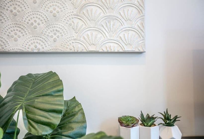 Stunning Bright Apartment At Hawthron/glenferrie Station