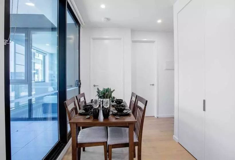 Stunning Bright Apartment At Hawthron/glenferrie Station