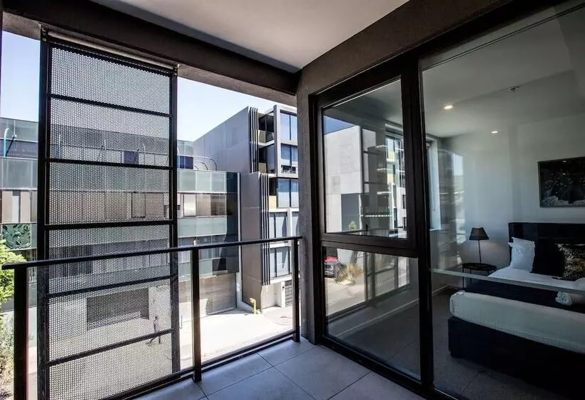 Stunning Bright Apartment At Hawthron/glenferrie Station