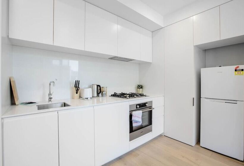 Stunning Bright Apartment At Hawthron/glenferrie Station