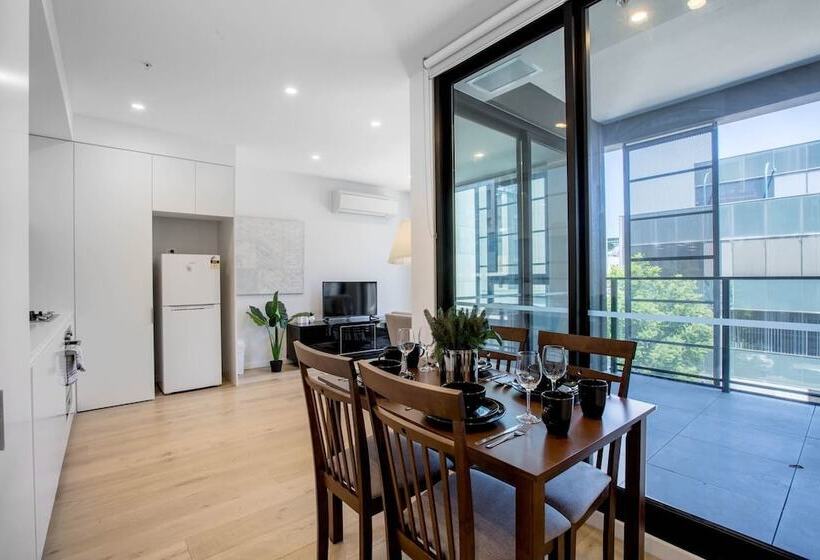 Stunning Bright Apartment At Hawthron/glenferrie Station