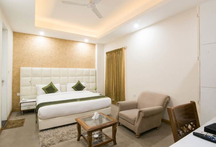 فندق Treebo House Inn