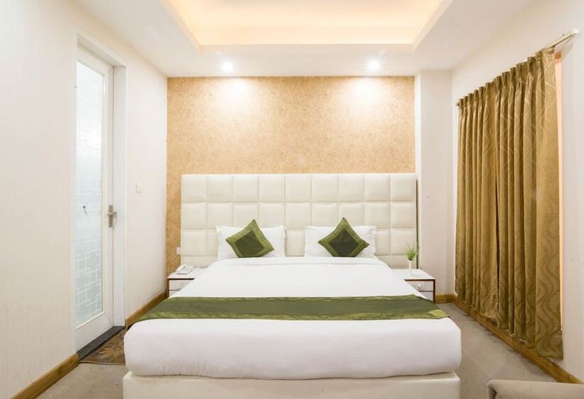 فندق Treebo House Inn