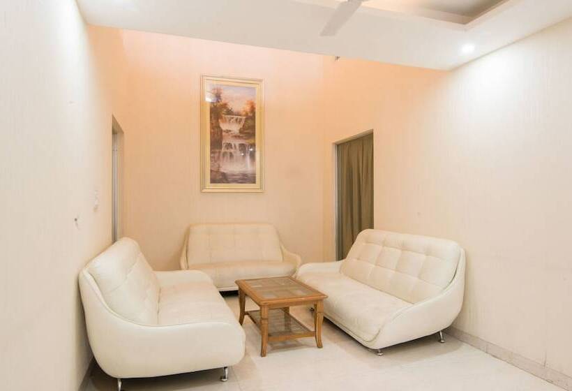 فندق Treebo House Inn