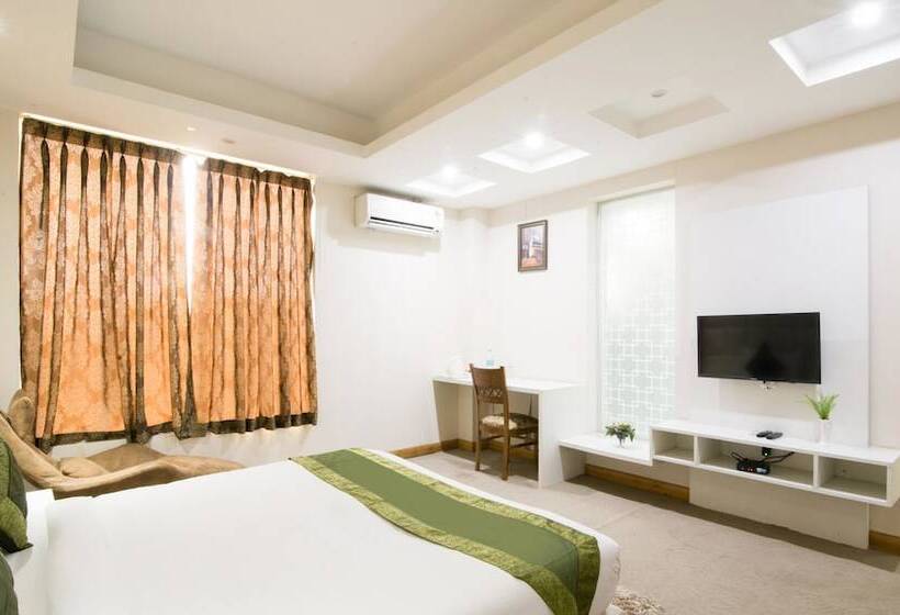 فندق Treebo House Inn