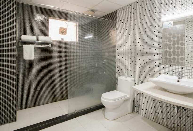 فندق Treebo House Inn