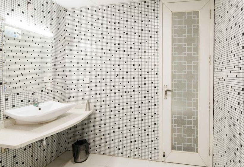 فندق Treebo House Inn