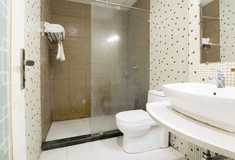 فندق Treebo House Inn