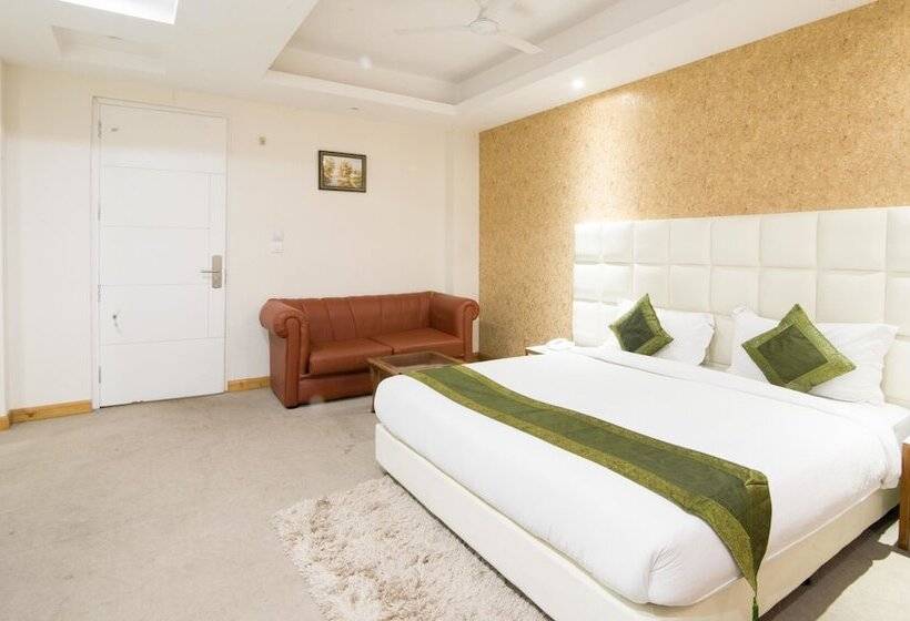 فندق Treebo House Inn