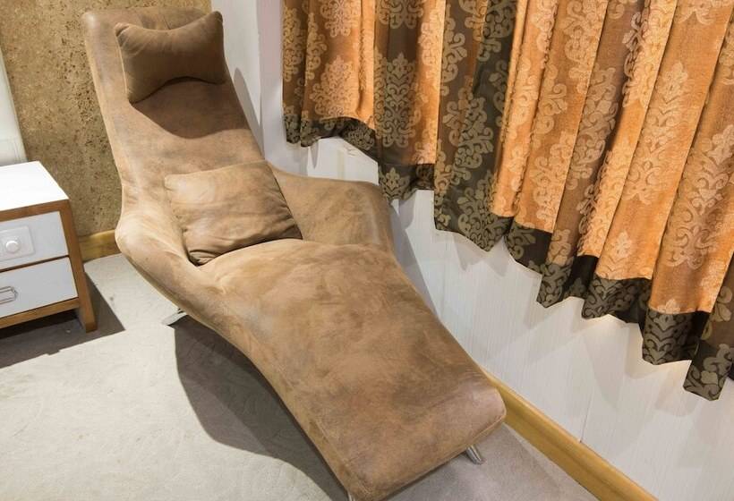 فندق Treebo House Inn