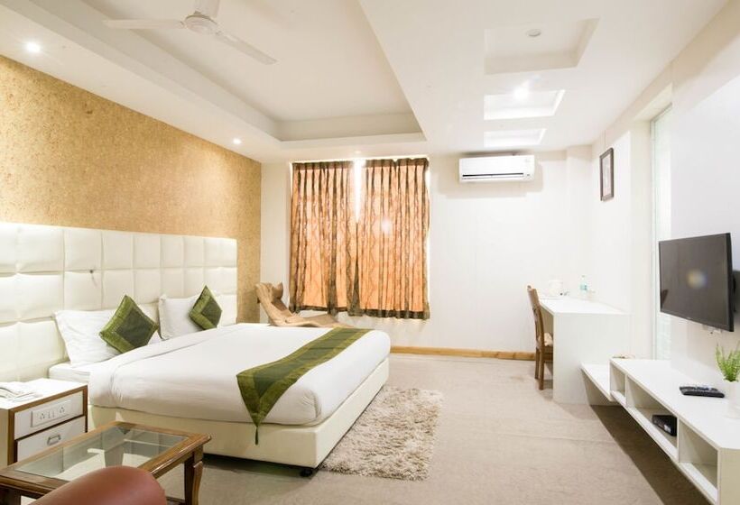 فندق Treebo House Inn