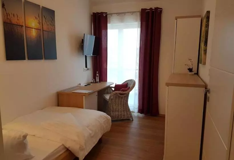 Hotelli Gästehaus Staudenschloss