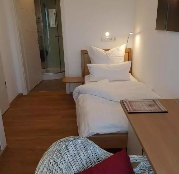 Hotelli Gästehaus Staudenschloss