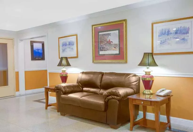 Отель Econo Lodge