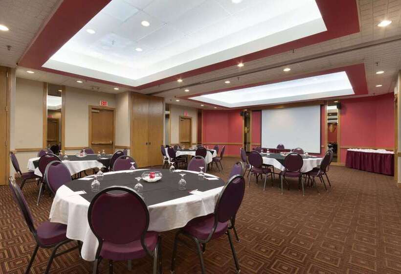 Отель Ramada By Wyndham Raleigh