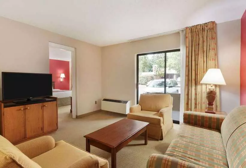 ホテル Ramada By Wyndham Raleigh