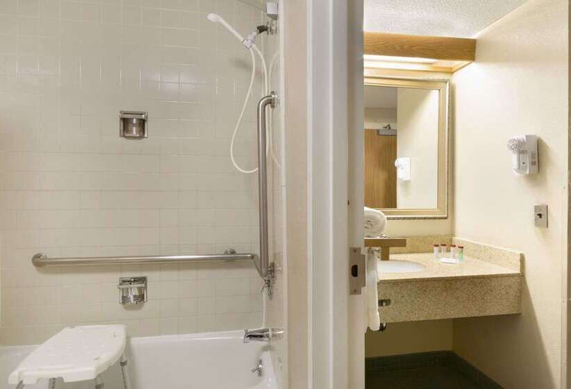 Отель Ramada By Wyndham Raleigh