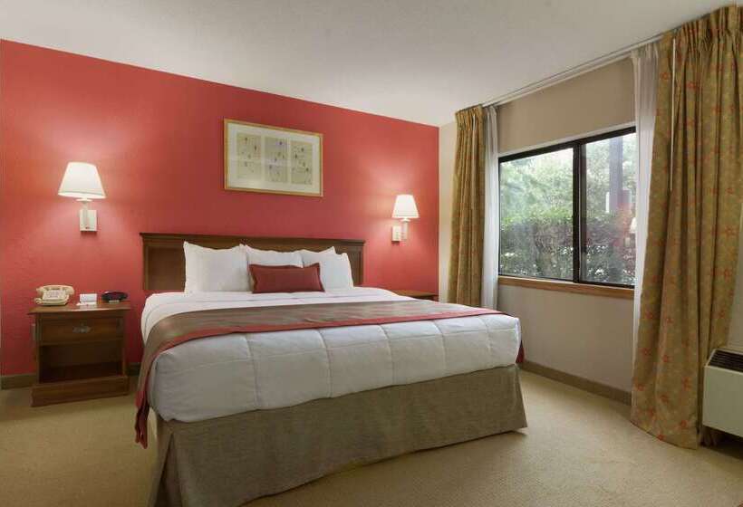 Отель Ramada By Wyndham Raleigh