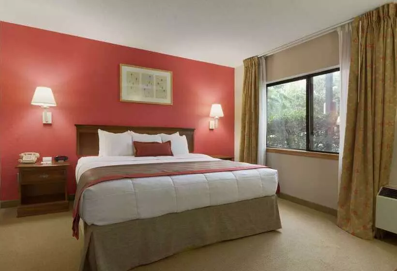 ホテル Ramada By Wyndham Raleigh