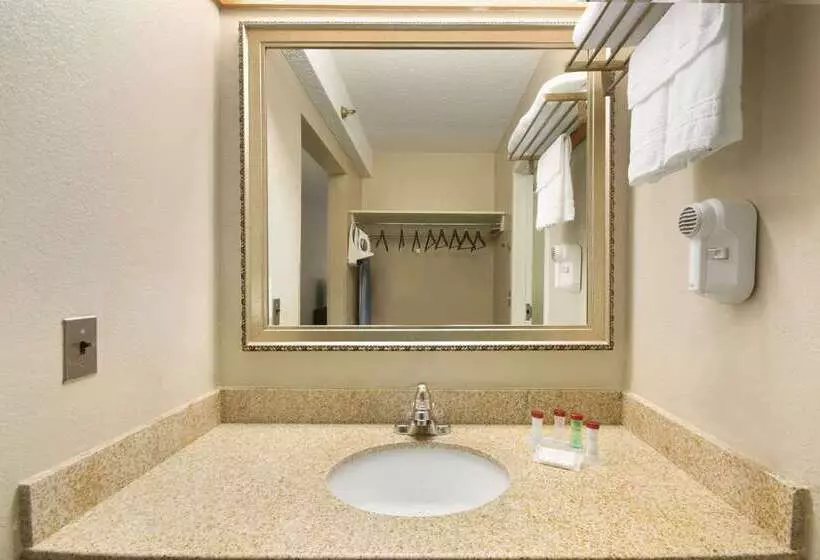 ホテル Ramada By Wyndham Raleigh