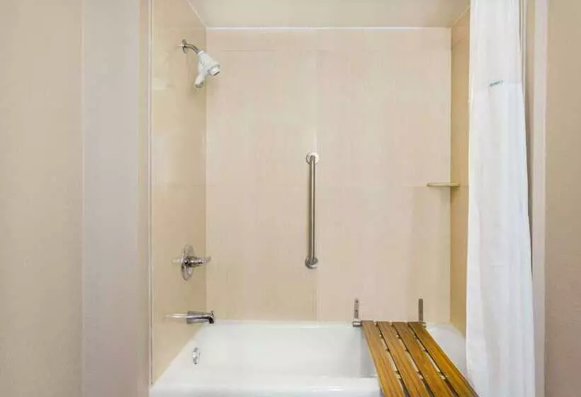 בית מלון כפרי Ramada By Wyndham Tuscaloosa