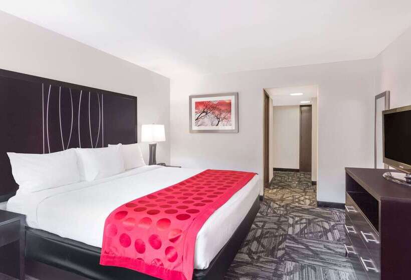 בית מלון כפרי Ramada By Wyndham Tuscaloosa