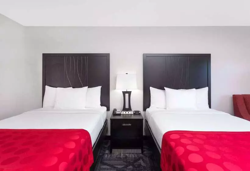 בית מלון כפרי Ramada By Wyndham Tuscaloosa