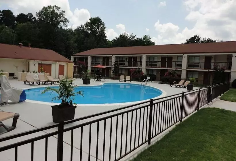 בית מלון כפרי Ramada By Wyndham Tuscaloosa