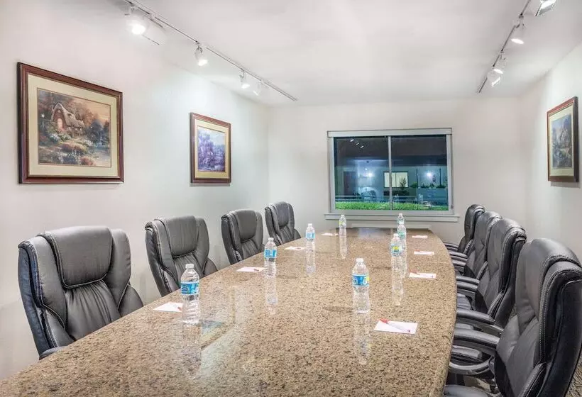 בית מלון כפרי Ramada By Wyndham Tuscaloosa