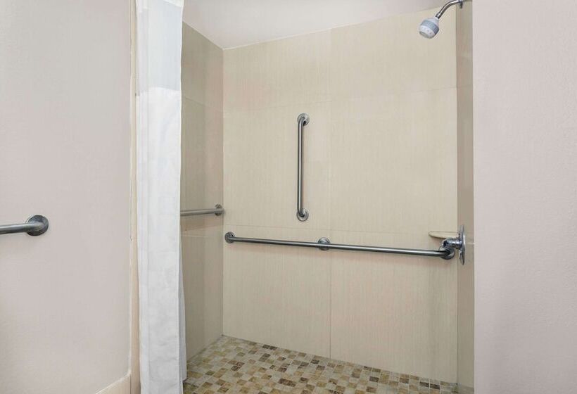 בית מלון כפרי Ramada By Wyndham Tuscaloosa