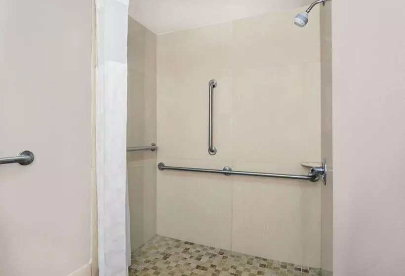 בית מלון כפרי Ramada By Wyndham Tuscaloosa