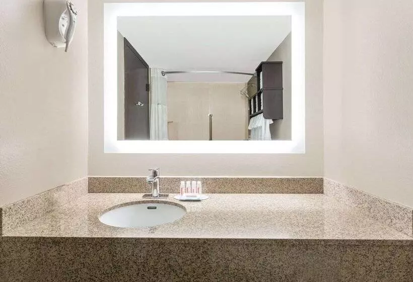 בית מלון כפרי Ramada By Wyndham Tuscaloosa