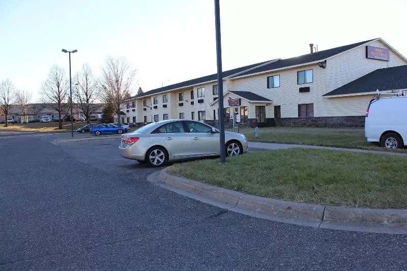 ホテル Coratel Inn And Suites Maple Grove