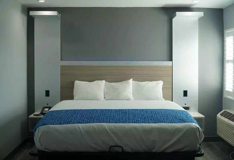 Отель Travelodge By Wyndham Whittier