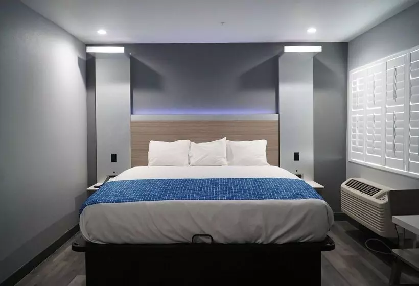 Отель Travelodge By Wyndham Whittier