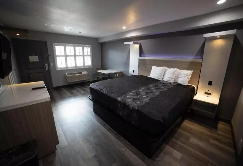 Отель Travelodge By Wyndham Whittier