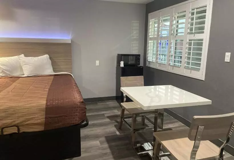 Отель Travelodge By Wyndham Whittier