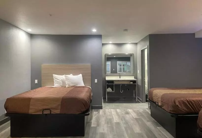 Отель Travelodge By Wyndham Whittier