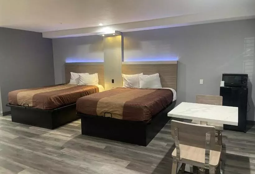 Отель Travelodge By Wyndham Whittier