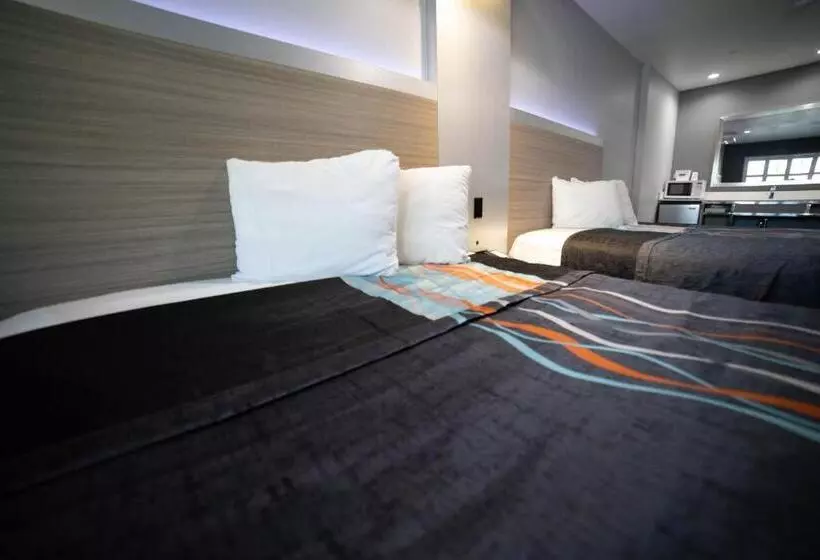 Отель Travelodge By Wyndham Whittier