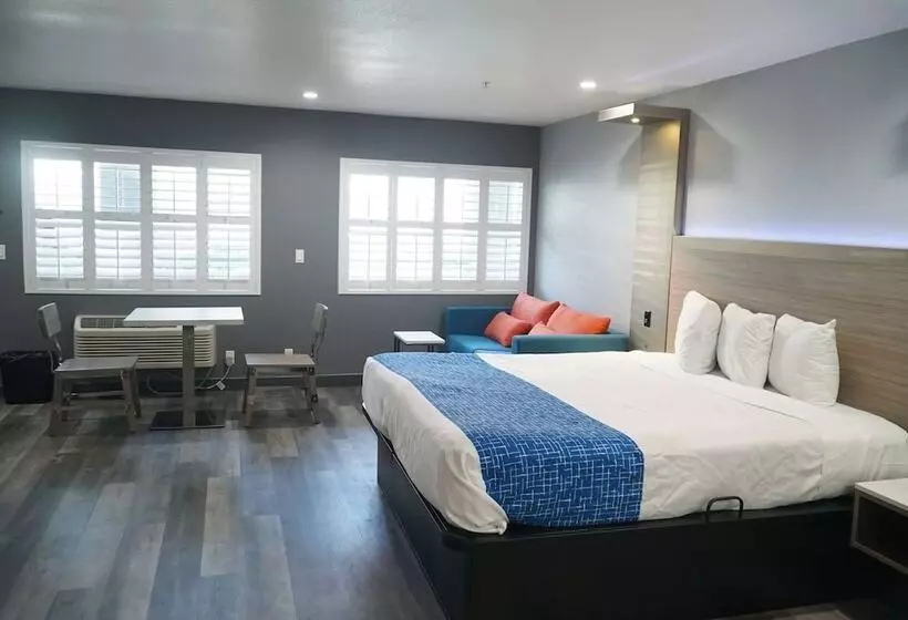 Отель Travelodge By Wyndham Whittier