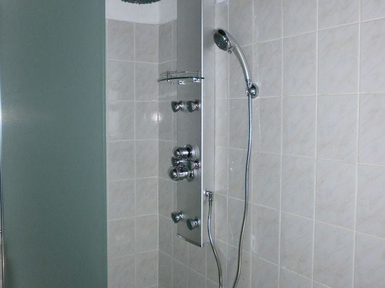 Château Le Combet Gîte Le Petit Donjon