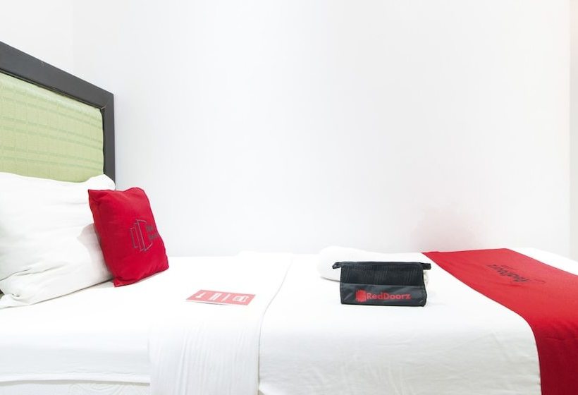 פנסיון Reddoorz @ Real Fatima Tacloban