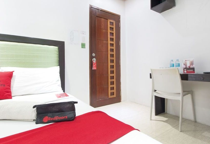 פנסיון Reddoorz @ Real Fatima Tacloban