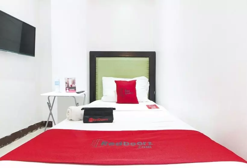 پانسیون Reddoorz @ Real Fatima Tacloban