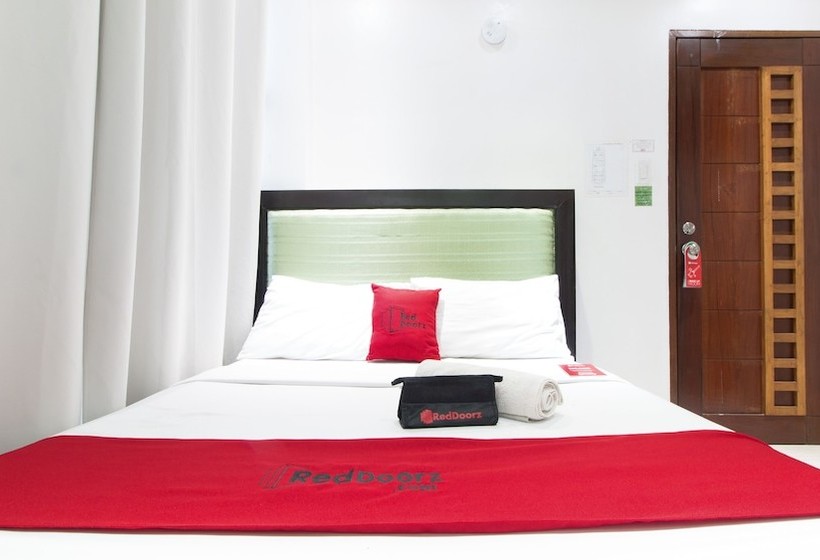 פנסיון Reddoorz @ Real Fatima Tacloban