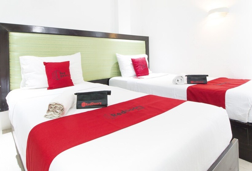 פנסיון Reddoorz @ Real Fatima Tacloban