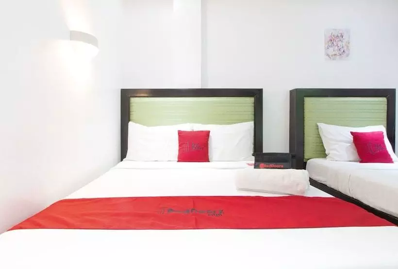پانسیون Reddoorz @ Real Fatima Tacloban