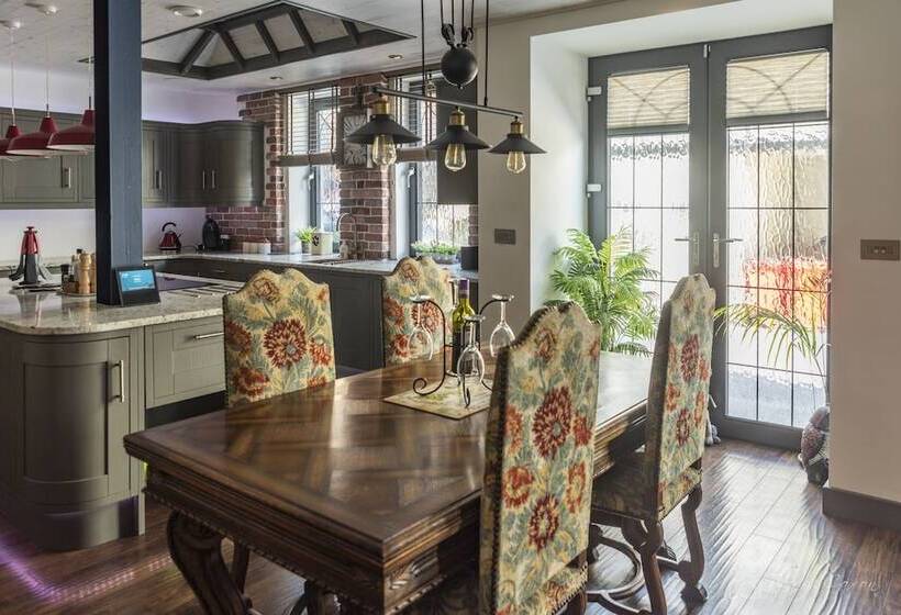 3 Bed  The Catacombs From White Lane Lets